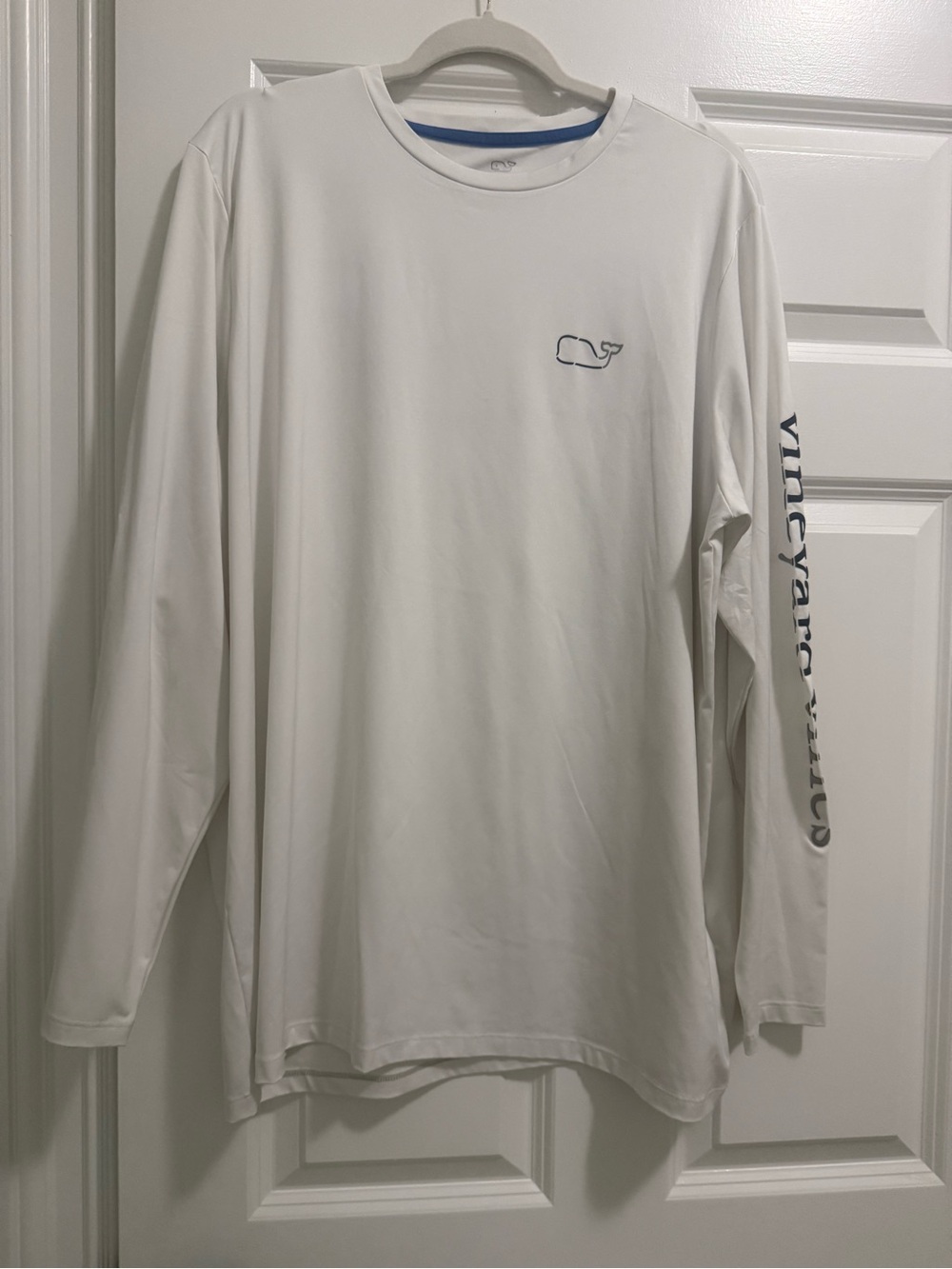 Vineyard Vines White Long-Sleeve Performance Shirt with Navy Whale